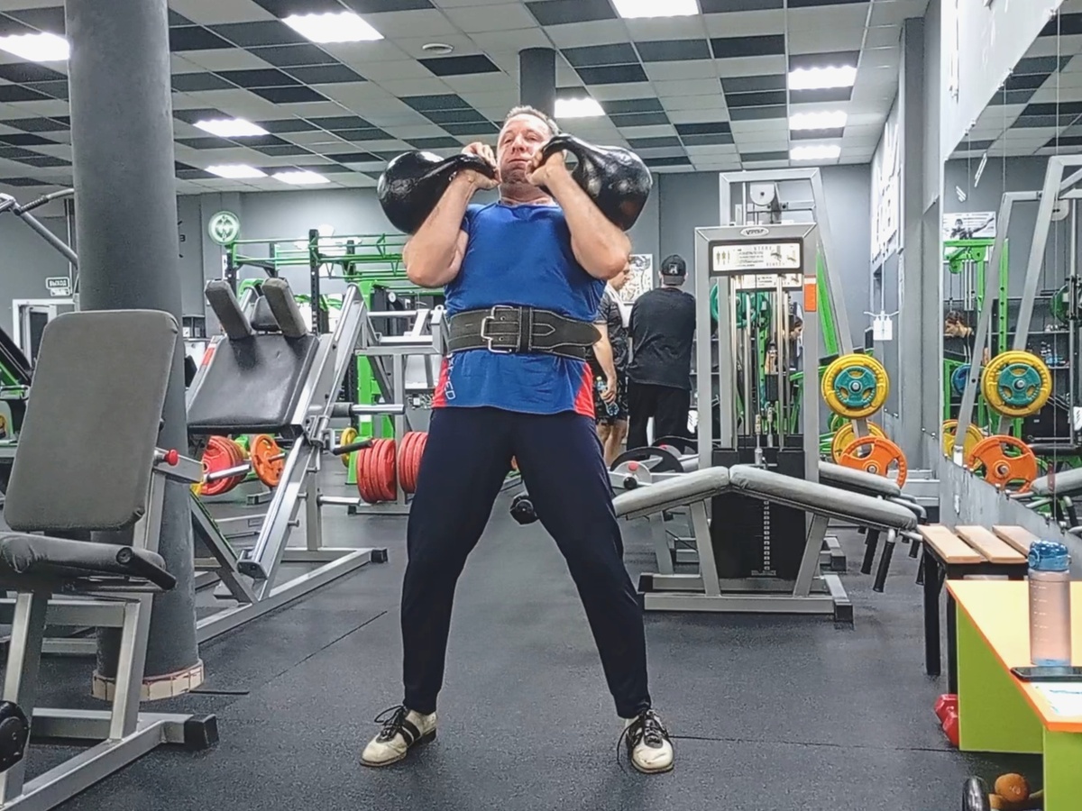 В исходном положении ладони с гирями смотрят друг на друга... 