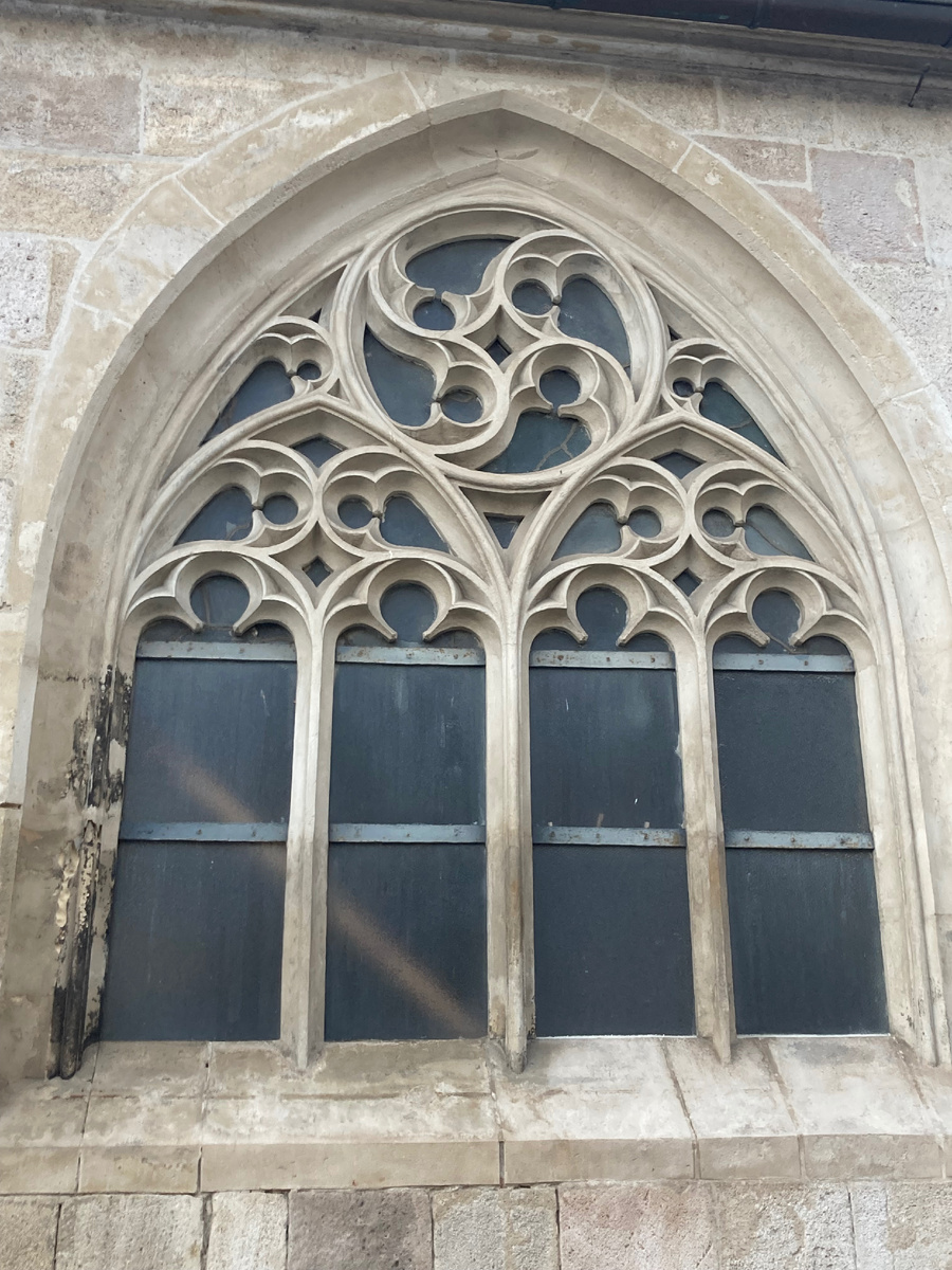 Окно в стиле пламенеющей готики