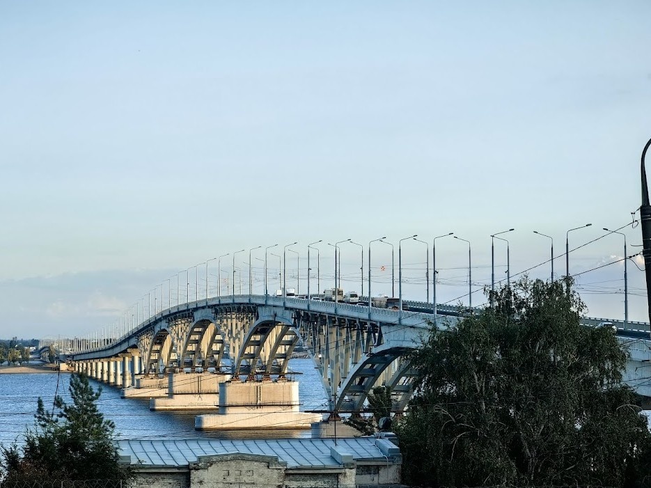 Здесь почти как на купюре, только с противоположной стороны. Листайте галерею.