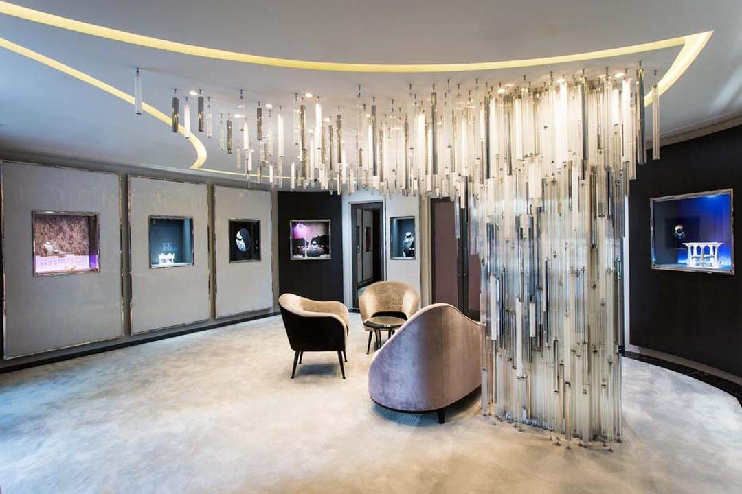 «Мы здесь ради замечательных людей, английского колорита и для того, чтобы добавить городу международного гламура. Но прежде всего мы здесь, чтобы с душой прославлять ювелирные украшения», — говорит Мохамед Шавеш, соучредитель Shawish.