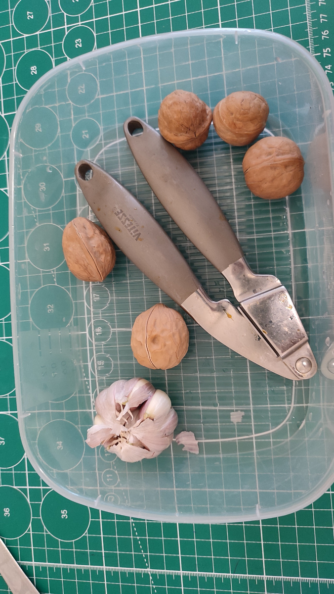 Смотрю кино и чищу чеснок с орехами