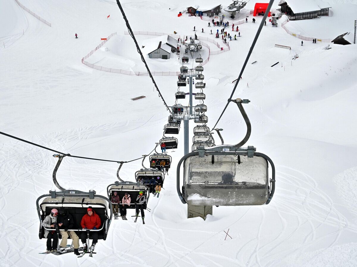    Отдыхающие на подъемнике горнолыжного курорта "Красная Поляна" в Сочи | © РИА Новости / Артур Лебедев