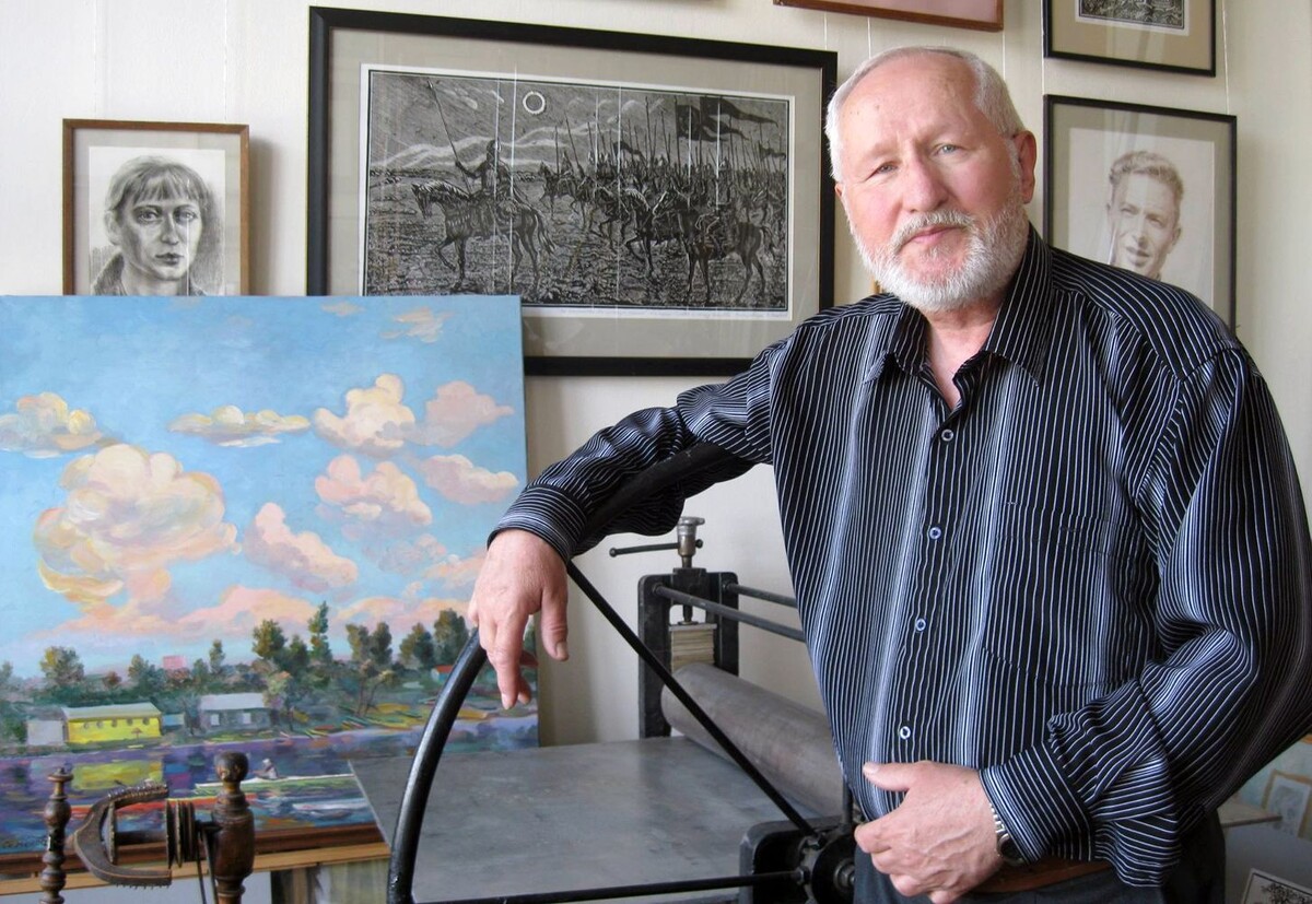 Художник Валерий Семёнов со своими работами...  📷
