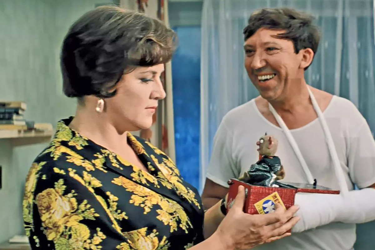 «Кнопочку нажмите!». Кадр из фильма «Бриллиантовая рука» - для настроения и начала разговора.