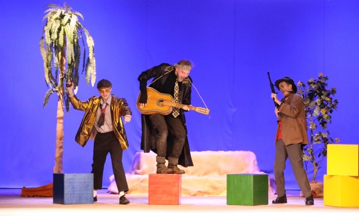        В Клинцах состоялась премьера спектакля «Остров учёных» - добрая победа разума над грубой силой!