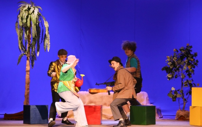        В Клинцах состоялась премьера спектакля «Остров учёных» - добрая победа разума над грубой силой!