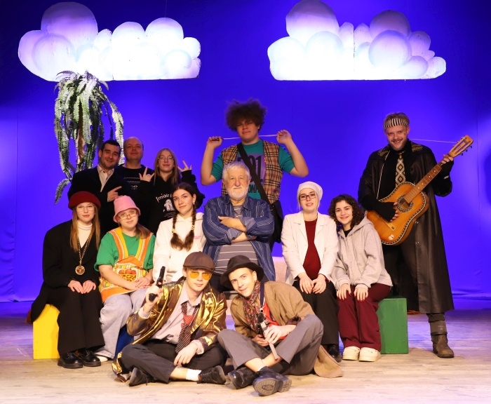        В Клинцах состоялась премьера спектакля «Остров учёных» - добрая победа разума над грубой силой!