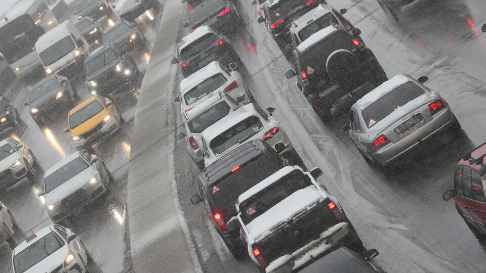     Лихач на BMW прокатил пассажиров в прицепе с гирляндами в Уфе ИЗВЕСТИЯ/Артем Коротаев