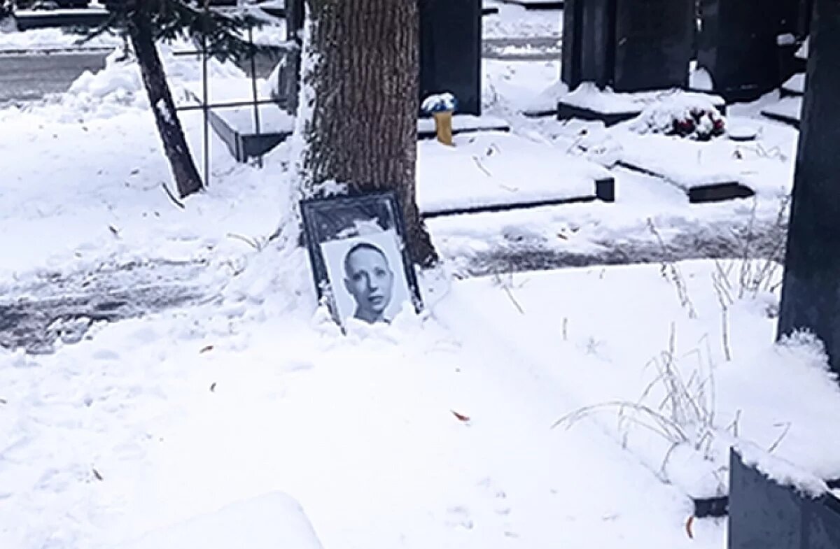    Могила Инны Чуриковой на Новодевичьем кладбище.