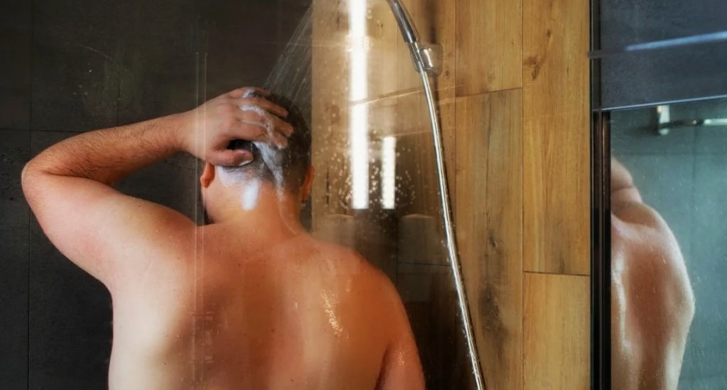 Когда мы устраиваем себе марафонские заплывы в душе с агрессивными щелочными или антибактериальными средствами, мы действуем как тотальный диктатор.
