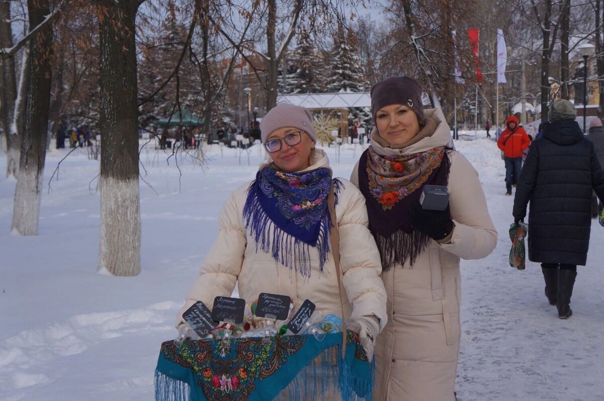    На станции "Сортировочная" во время прибытия поезда Деда Мороза царила праздничная атмосфера   newsnn.ru