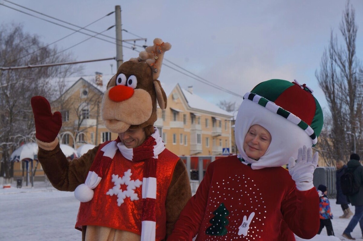    На станции "Сортировочная" во время прибытия поезда Деда Мороза царила праздничная атмосфера   newsnn.ru
