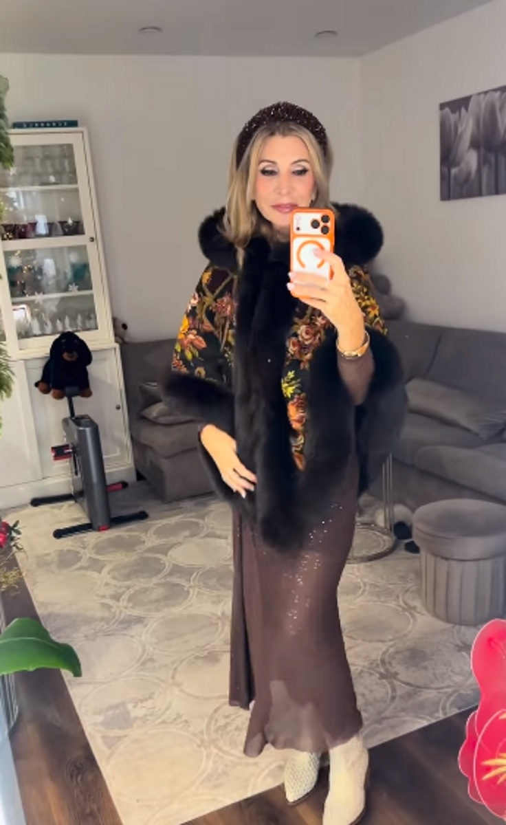 Ирина Агибалова в сверкающем тонком платье и полушубке под хохлому. Фото: соцсети