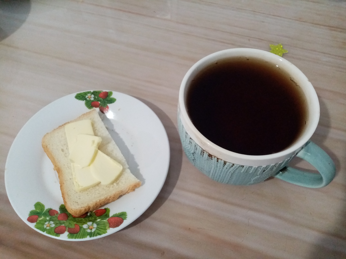 Хлеб с маслом и чай