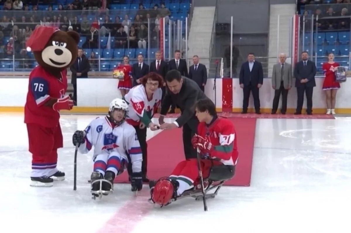    Экс-губернатор ЯО Дмитрий Миронов открыл в Ярославле турнир по следж-хоккею