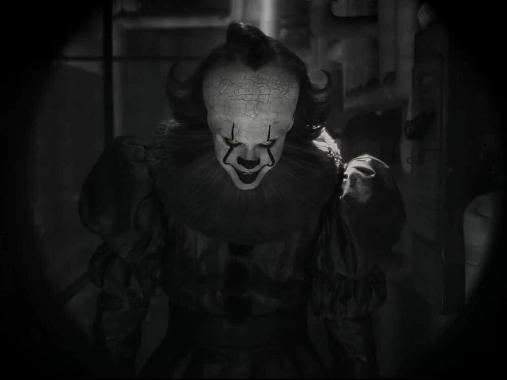 ОНО, жуткий клоун Пеннивайз, в исполнении Билла Скарсгарда.