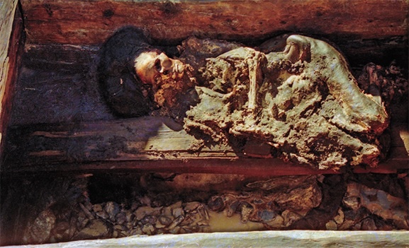 Останки женщины, погребенной в «замерзшей» могиле в кургане № 2 могильника Верх-Кальджин-2. Фото А. И. Соловьева из отчета В. И. Молодина, 1995