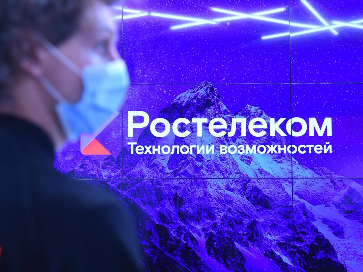    Логотип компании "Ростелеком" в помещении первого флагманского салона связи "Ростелекома" в Москве | © РИА Новости / Илья Питалев