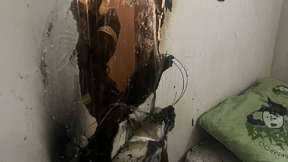 Искра у ёлки: гирлянда чуть не подожгла дом на проспекте Ворошиловском 🎄🔥