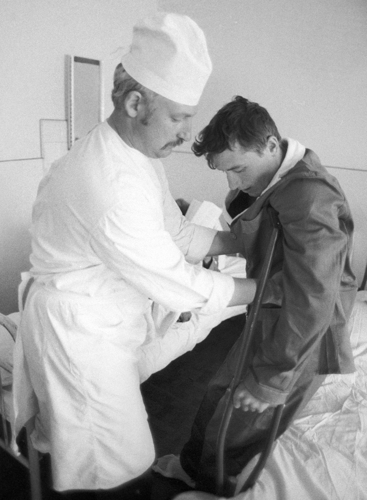 Военные врачи извлекли из тела прапорщика В. Лебединского пять душманских пуль. 1988 г.