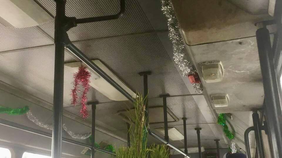 Новогодний автобус: где мишура — на потолке, а ёлка — в салоне 🎄