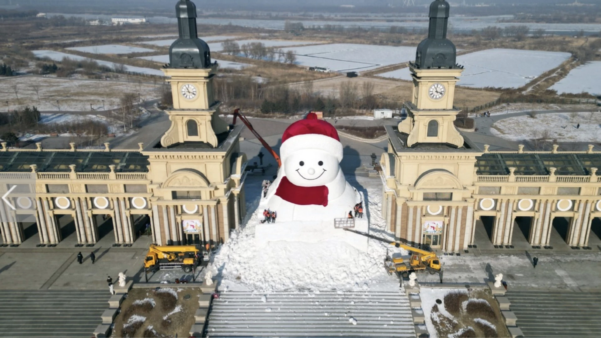    В Китае создали ледяную фигуру высотой с шестиэтажный дом.