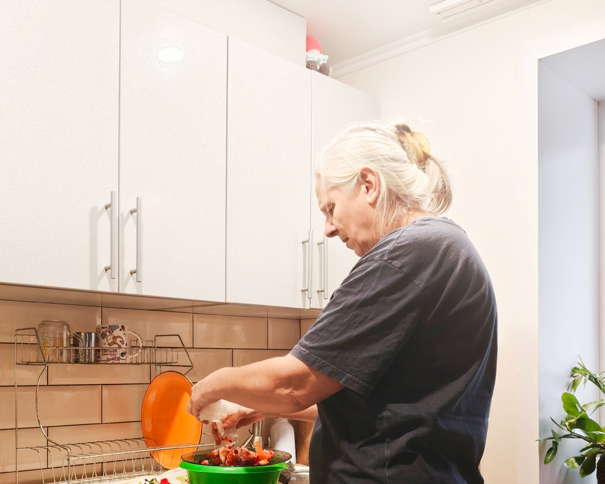 Галя хозяйничает на кухне