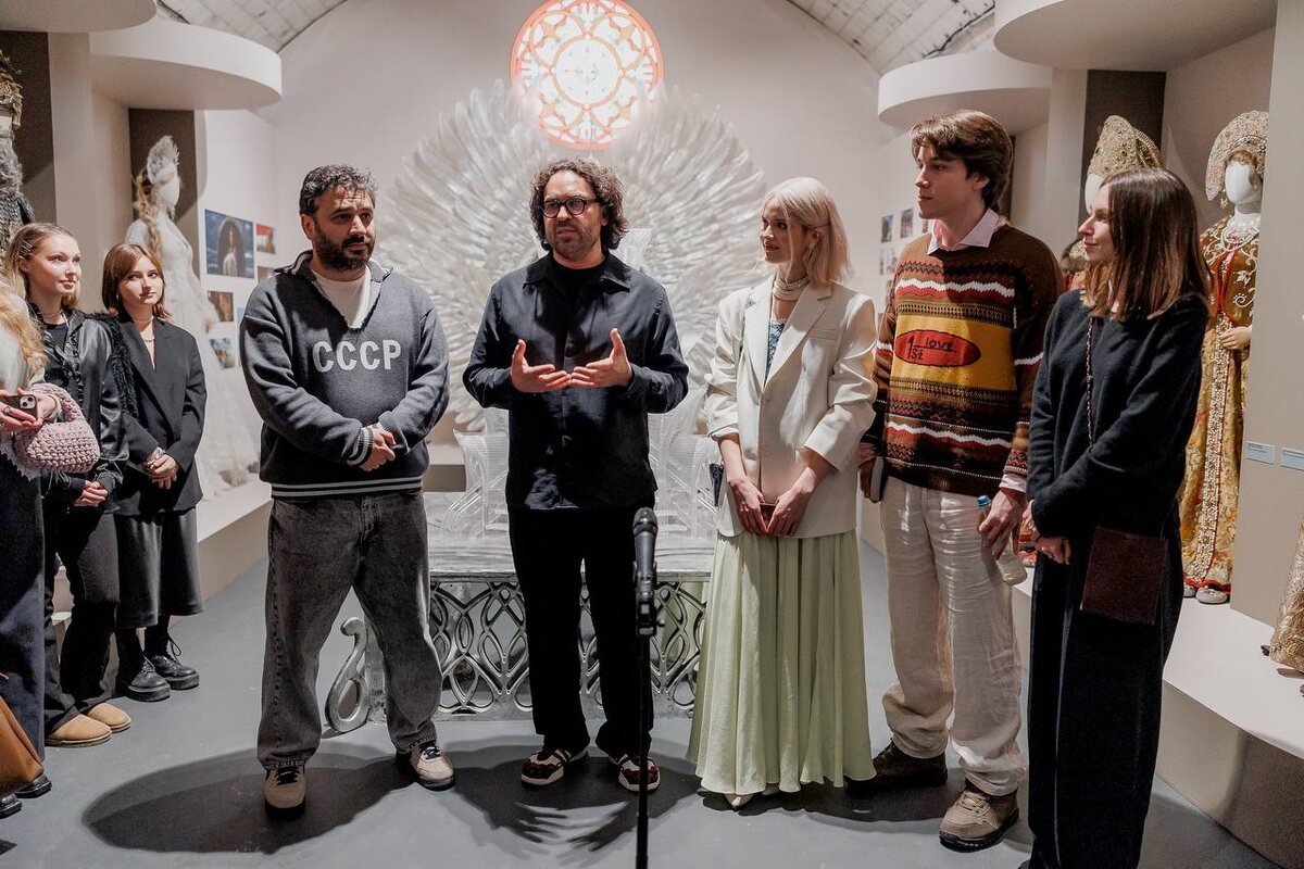 Режиссер Сарик Андреасян, Илья Дыбов, продюсер выставки,актеры Алиса Кот и Алексей Онежен, куратор выставки Полина Котова 