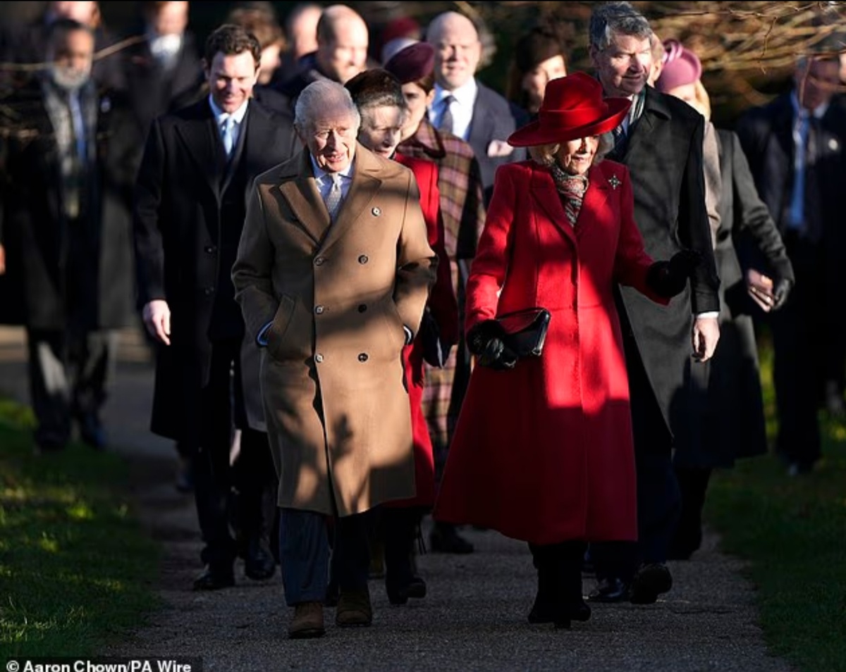 Камилла шла рядом с королем Карлом в праздничном красном пальто и стильной шляпе.