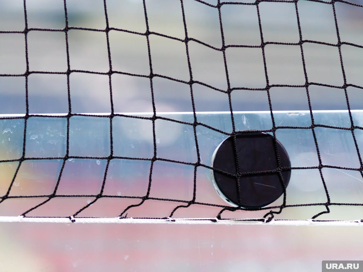     Губернатор Ямала отметил год хоккейных тренировок командным матчем