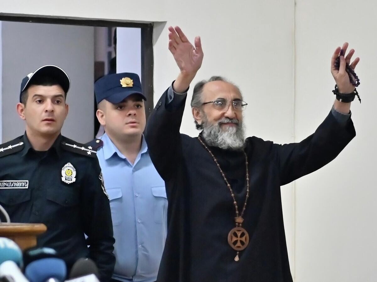    Глава Ширакской епархии Армянской апостольской церкви, архиепископ Микаэл Аджапахян во время оглашения приговора в зале суда в Ереване | © Sputnik / Арам Нерсесян