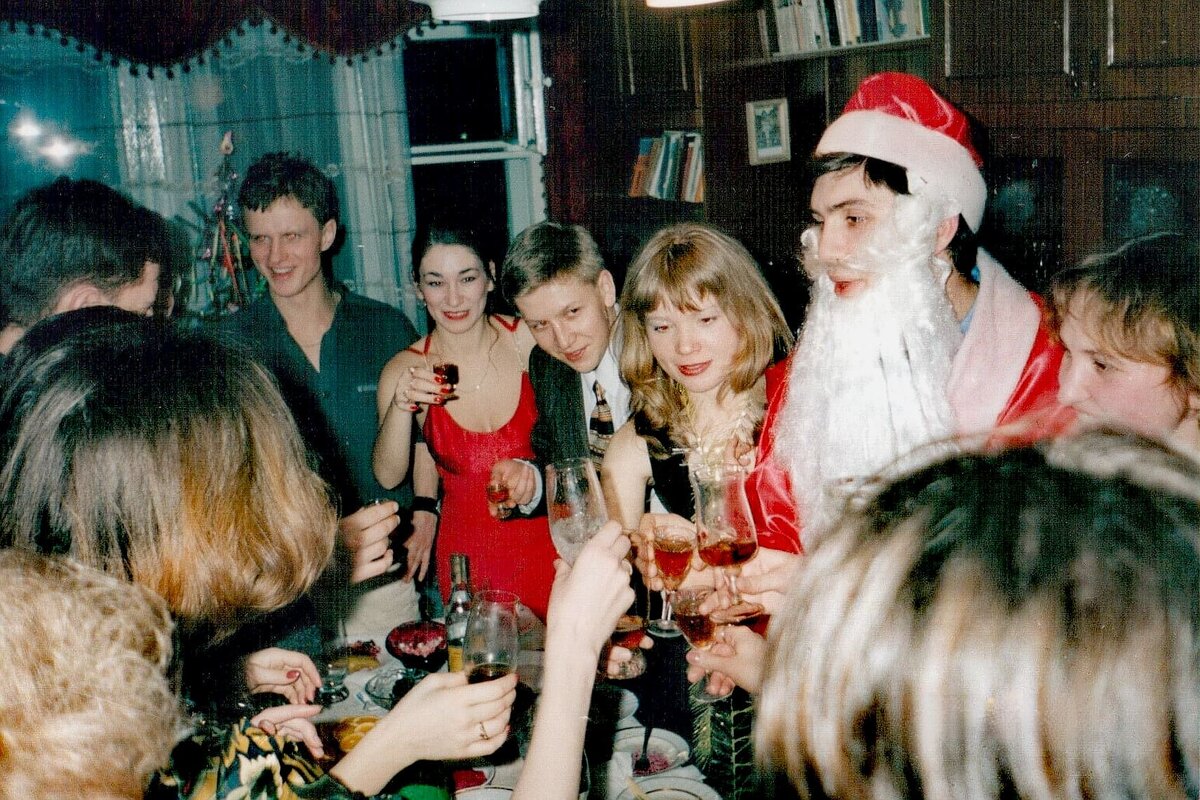 Вспомним популярные блюда и напитки на новогодних застольях россиян лихих лет