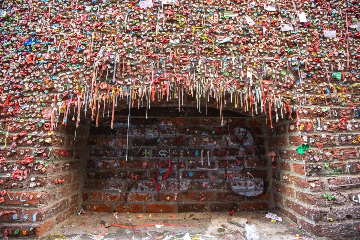 Всё началось в 90-х годах, когда посетители театра Unexpected Productions начали клеить на стену у входа остатки своих жвачек