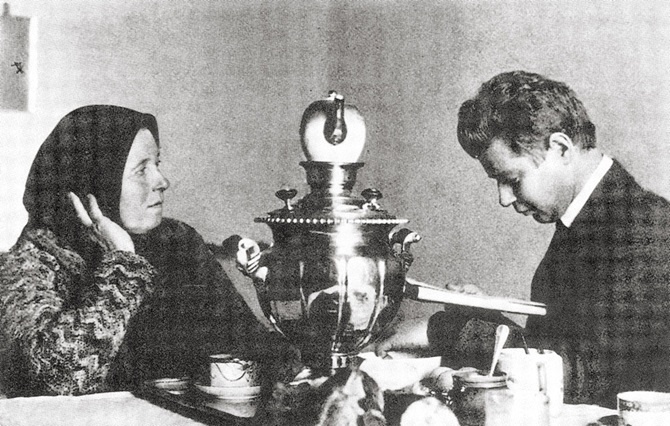 Сергей Есенин с матерью Татьяной Федоровной. Фотография 1925 года, март. Москва