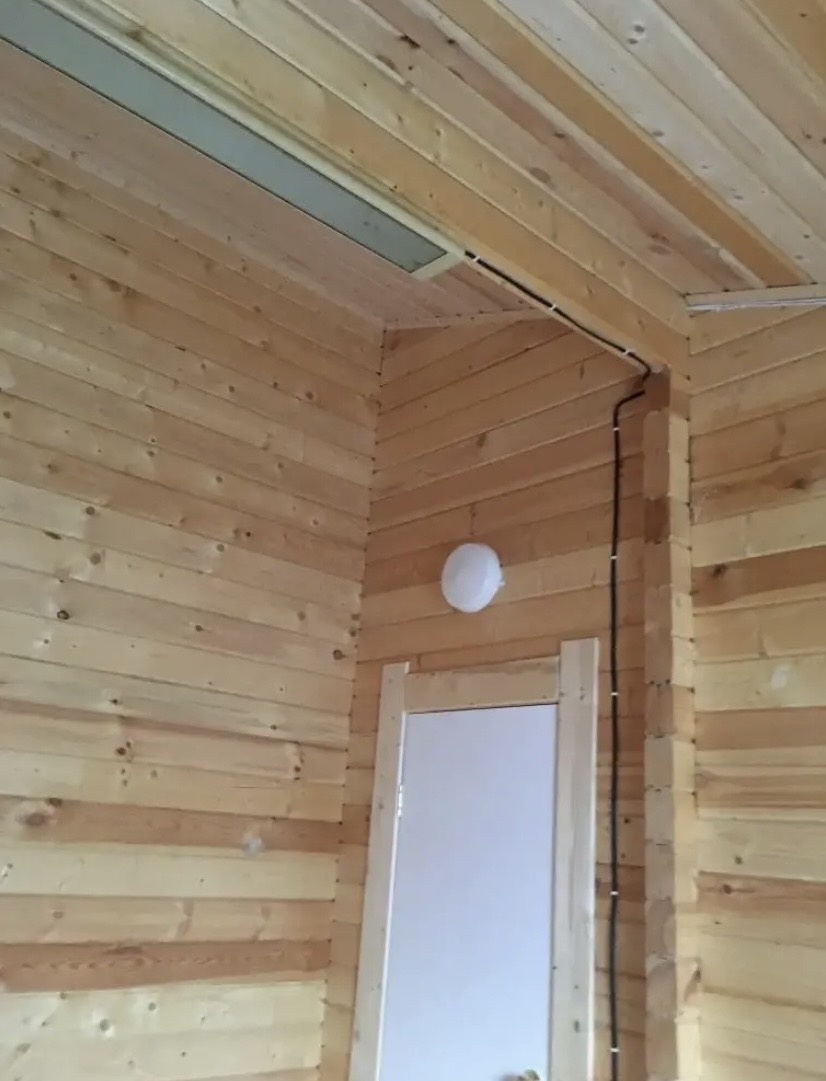 Обогреватель весит на балке