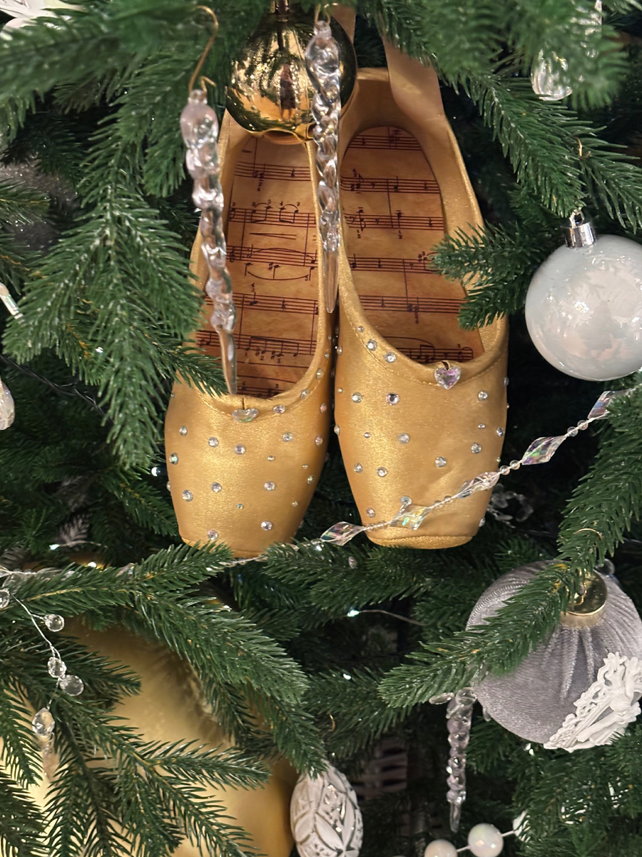 Одна из многочисленных елок. Тематическое украшение 