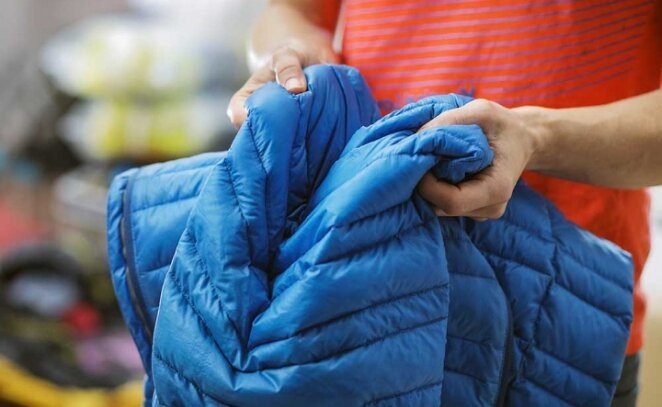 Чищу пуховик: пятен как и не было, стирка откладывается. 2 метода и никаких хитростей