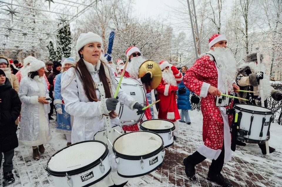    Вокруг главной воронежской ели закрутилось «бело-сине-красное» кольцо хоровода из сотен участников и зрителей. Администрация Воронежа ВКонтакте