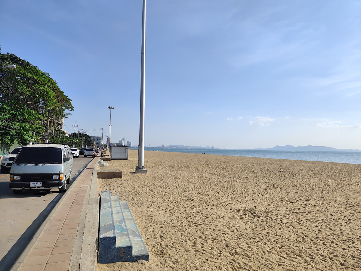 Юг пляжа Джомтьен в Паттайе