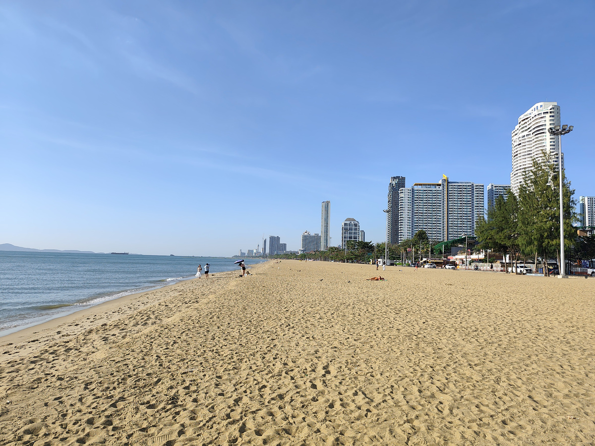 Юг пляжа Джомтьен в Паттайе