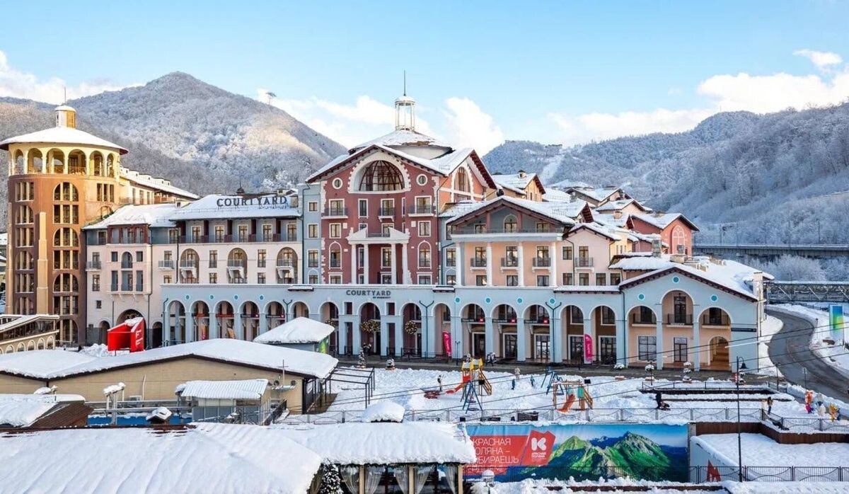     Красная Поляна. Вид на отель. Источник: ria.ru Автор фото: Пресс-служба курорта Красная Поляна Красная Поляна. Вид на отель.