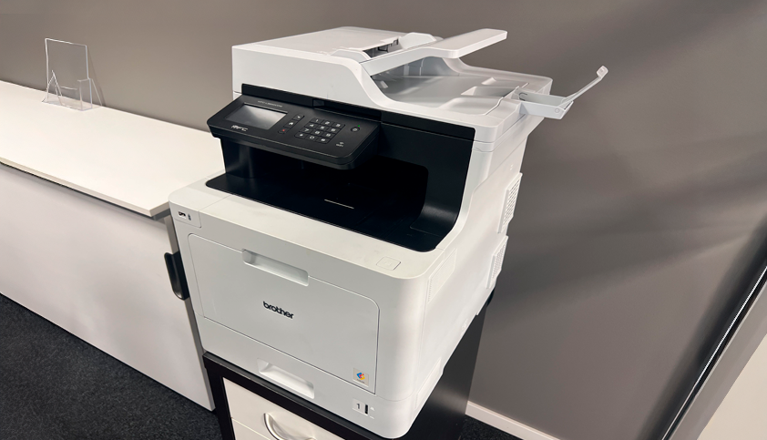 Очень типичное размещение МФУ Brother MFC-L8690CDW - на отдельно стоящей тумбе