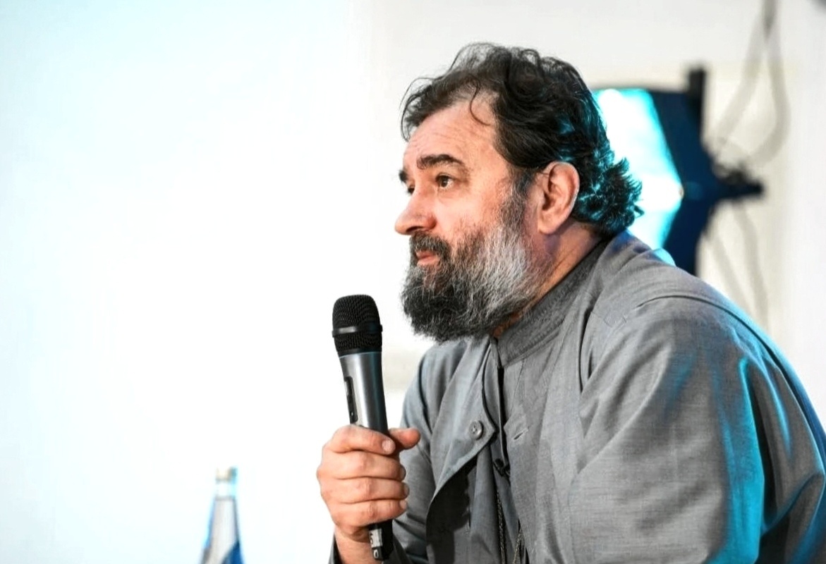 Андрей Ткачёв — протоиерей, настоятель Храма Троицы Живоначальной в Хохлах, писатель, телеведущий, блогер, миссионер.