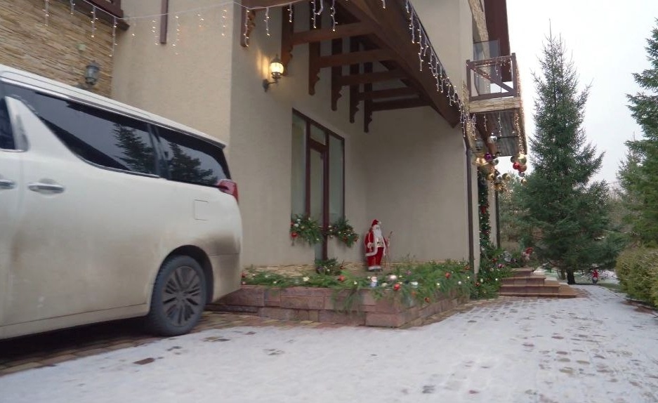 кадр из интервью «Осторожно, Собчак!» с Полиной Дибровой и Романом Товстиком