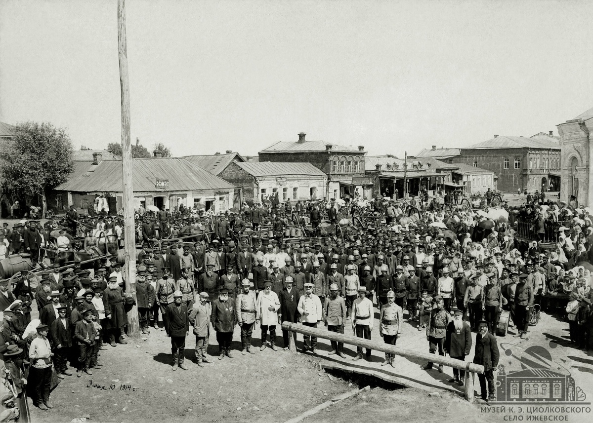 Фотография Ивана Филатова, на которой изображен крестный ход в селе Ижевском во время празднования 82-й годовщины Дня самовыкупа (10 июня 1914 года)