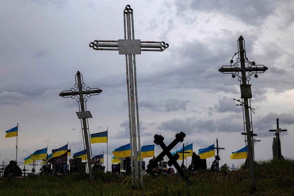    На Украине не жалеют "живую силу", кладбища растут REUTERS