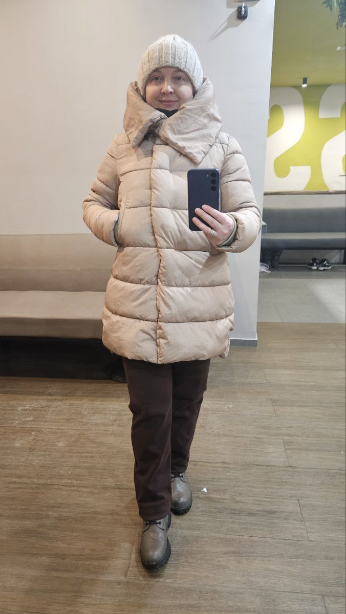 Довольная после тренировки. На мне пальто и шапка, купленные в разных магазинах Секонд Хенд.