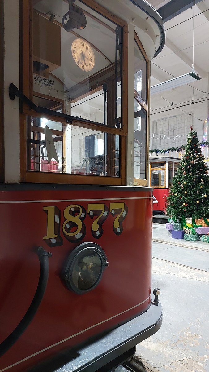 Увидев нас в такой час, трамвай удивленно вылупил единственный глаз)