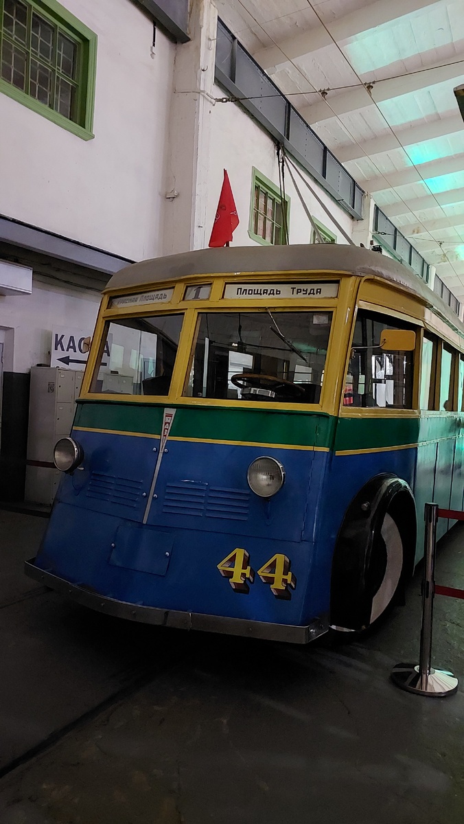 Спят усталые толлейбусы...