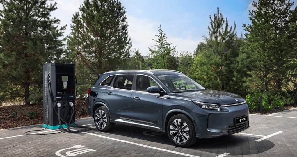 Гибридный кроссовер Evolute i-Space получит полный привод в РФ